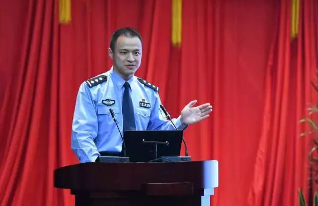 最新江干公安分局局長(zhǎng)的領(lǐng)導(dǎo)風(fēng)采與警務(wù)創(chuàng)新