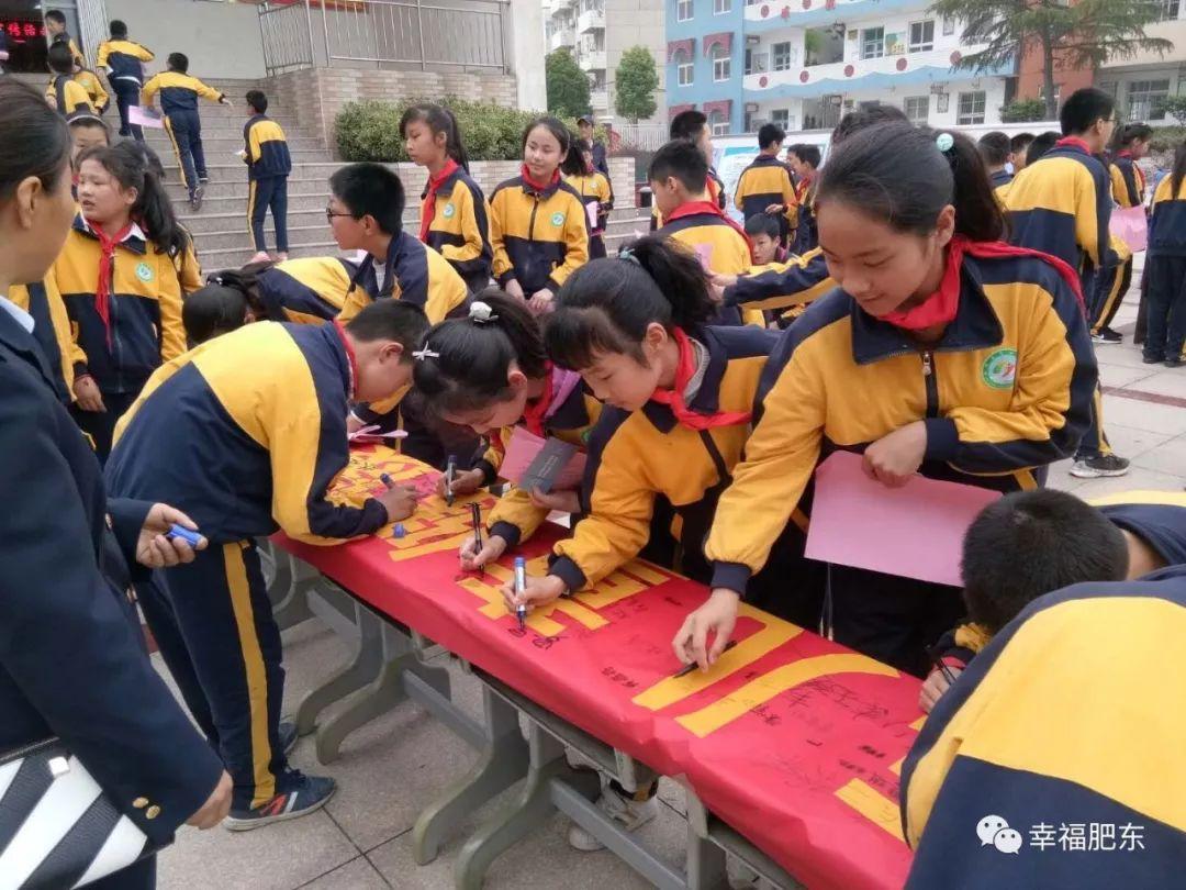 色情內容是不合法的，違反我國相關的法律法規(guī)。我們應該遵守法律和道德準則，遠離色情內容。如果有其他有益身心的娛樂需求，可以尋找一些正規(guī)的平臺或文化活動，例如觀看電影、參加體育運動、學習繪畫或音樂等。這些活動不僅能夠提供娛樂，還能夠提升個人技能和促進身心健康。同時，我們應該樹立正確的價值觀，尊重他人的權利和尊嚴，為促進和諧、穩(wěn)定的社會做出積極的貢獻。